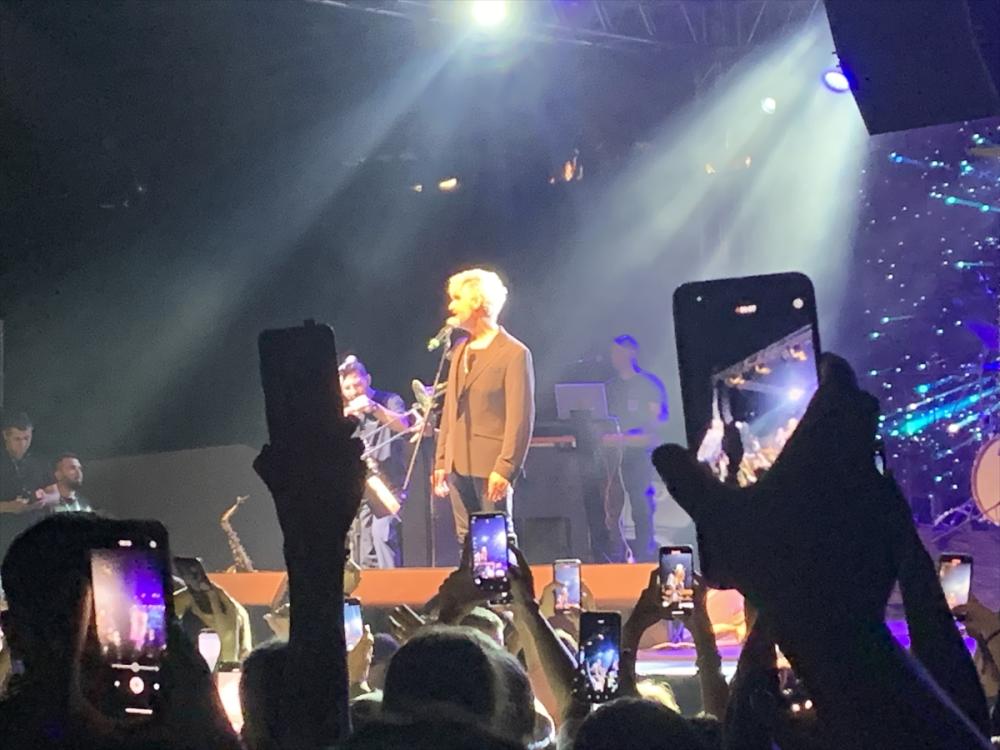 Şarkıcı Manuş Baba Adana'da konser verdi