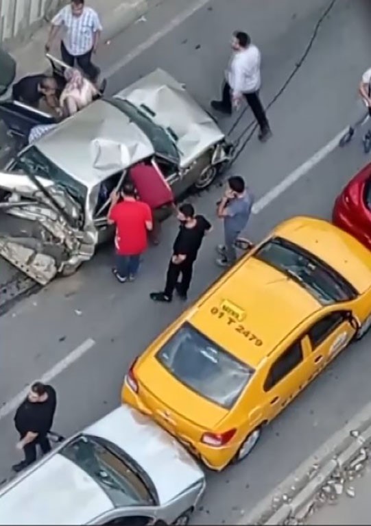 Adana'da zincirleme trafik kazası: 2'si çocuk 3 yaralı