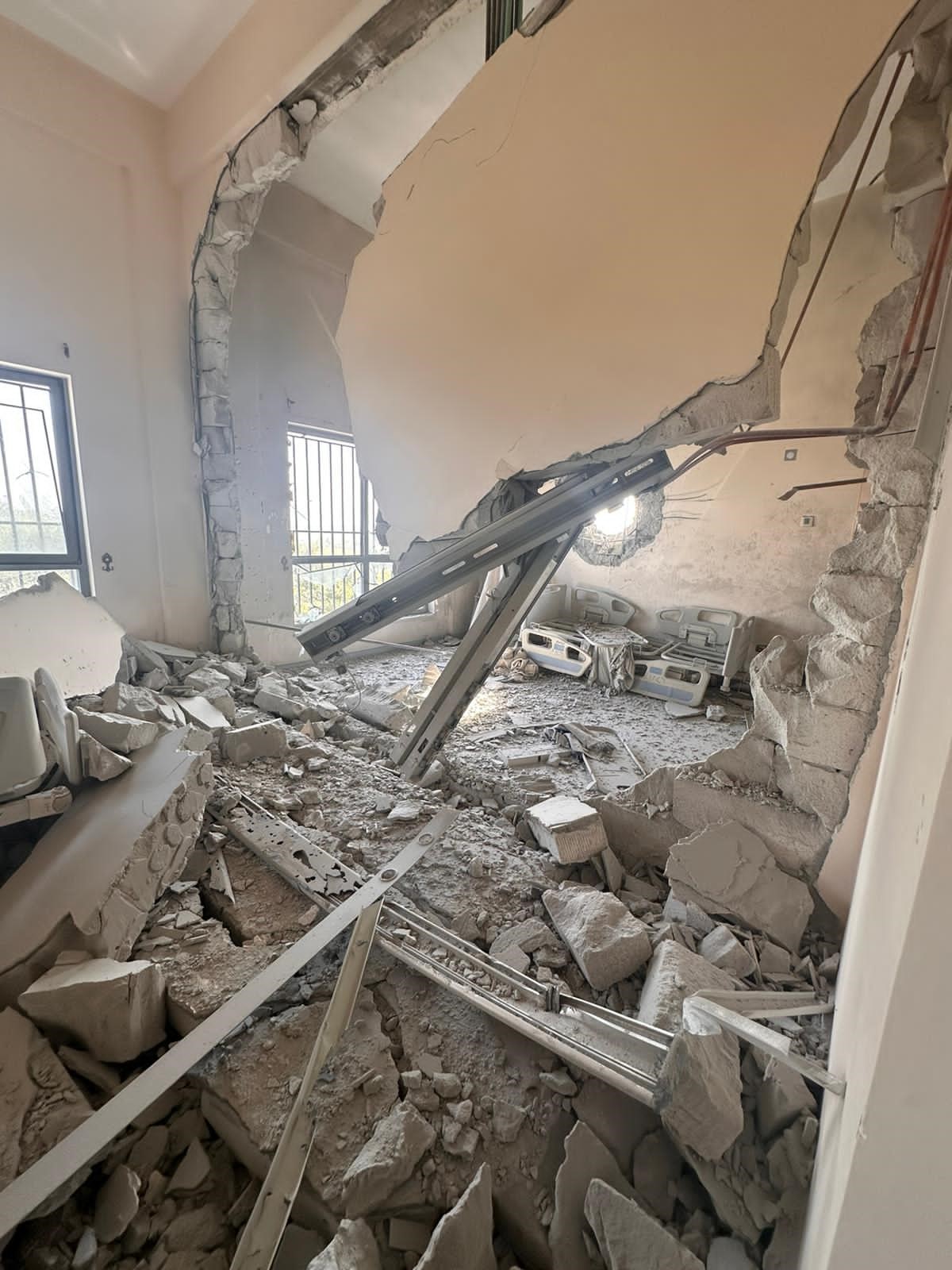 Türkiye-Filistin Dostluk Hastanesi İsrail saldırısında büyük hasar aldı