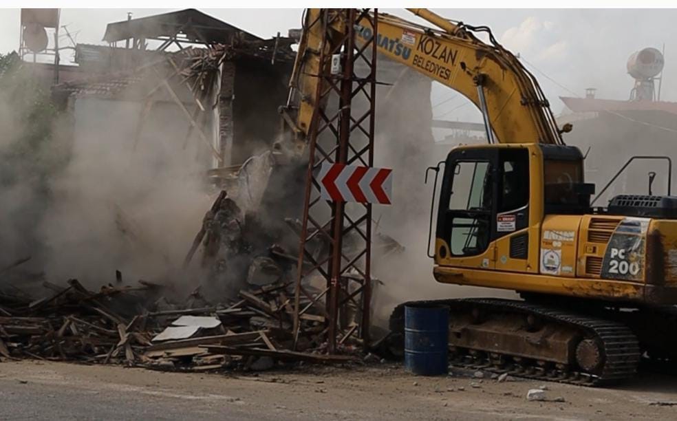 Kozan'da depremde zarar gören evler yıkılıyor
