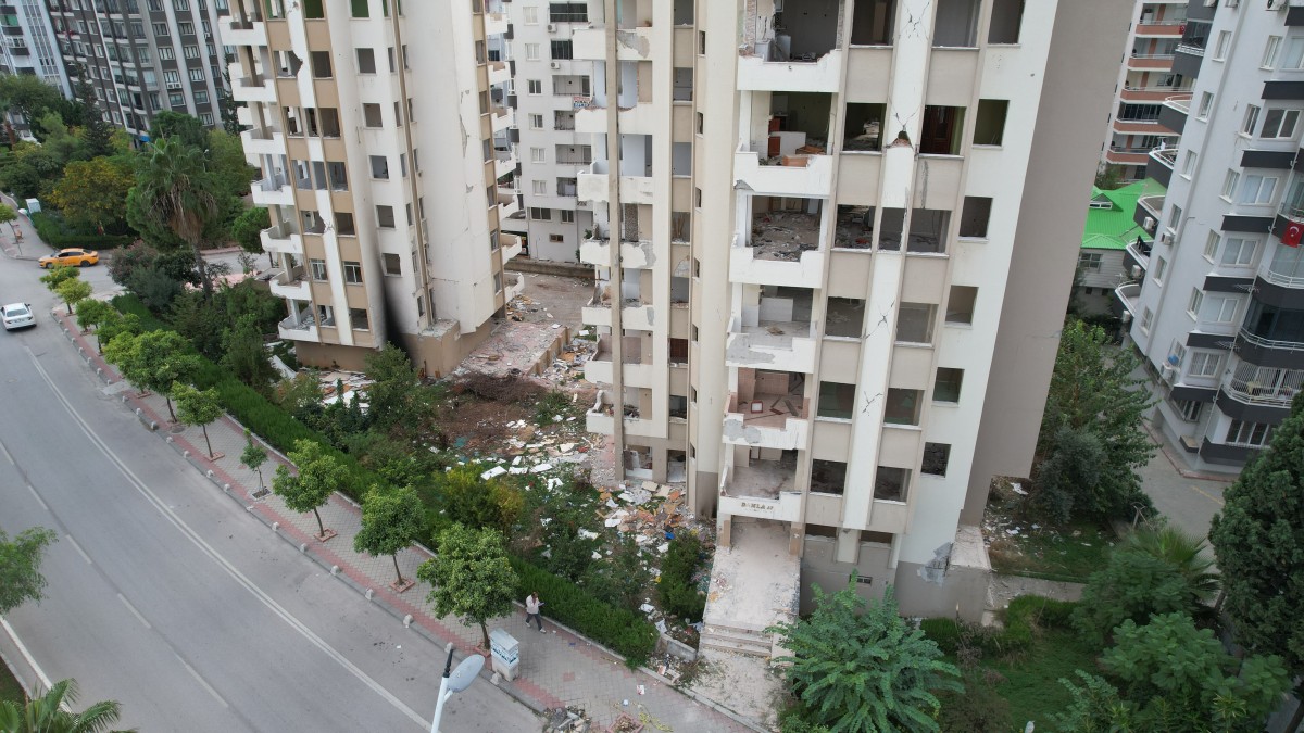 Adana'da ağır hasarlı binalar tehlike saçıyor