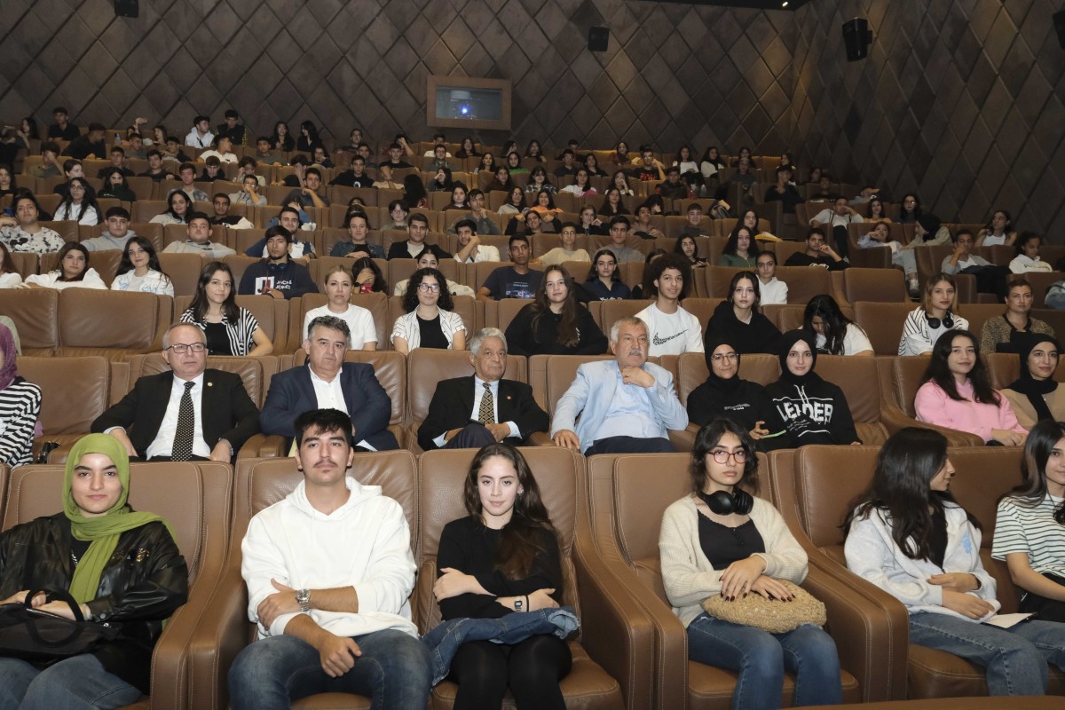 Gençler, Büyükşehir’in sponsorluğunda Atatürk filmini izledi