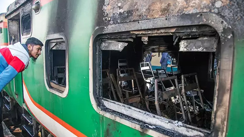 Bangladeş'te Tren Vagonları Ateşe Verildi