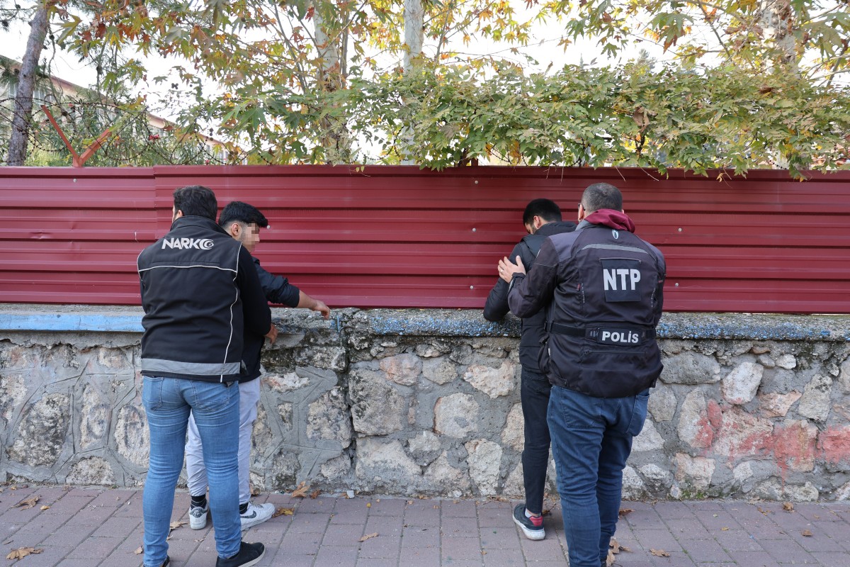 Adana'da narkotik polisinden okul önünde uygulama