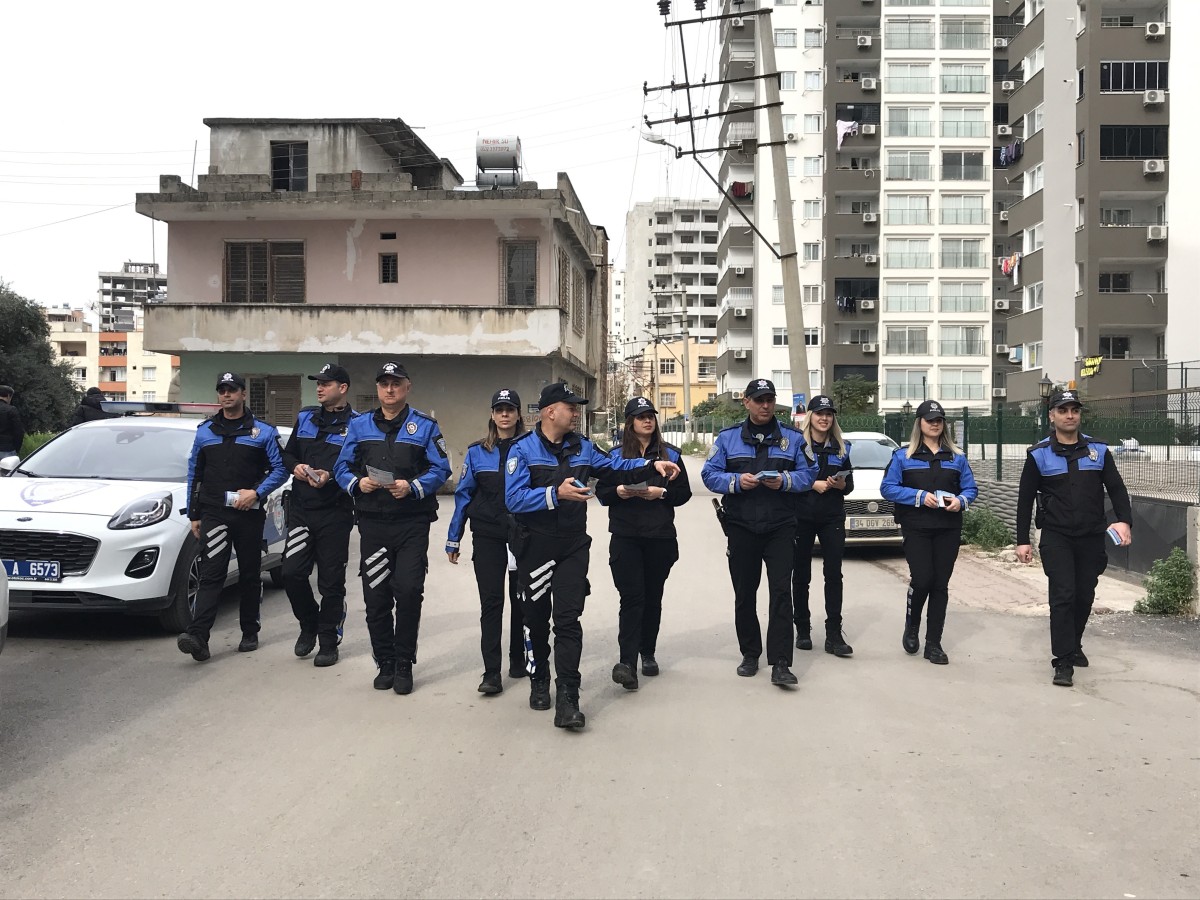 Polis kapı kapı gezip hırsızlığa karşı vatandaşları uyardı