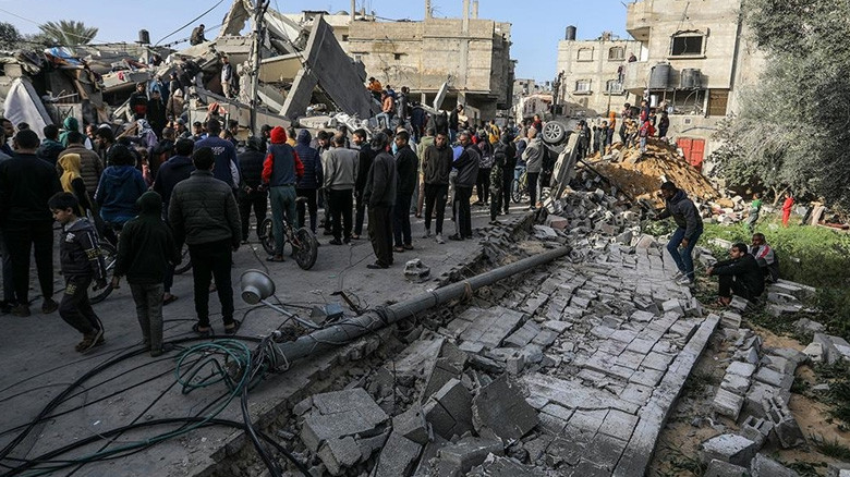 İsrail Ordusu Refah'ta bir Ailenin Evini Bombaladı, 6'sı Çocuk 14 Kişi Öldü