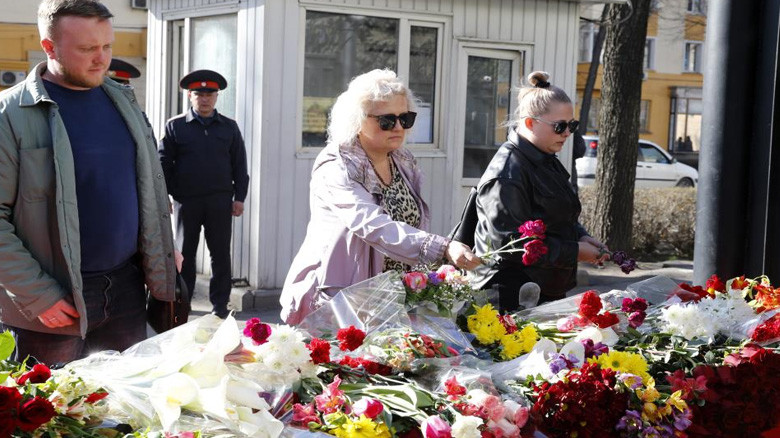 Rusya’daki Konser Saldırısında Ölenler Çiçeklerle Anılıyor