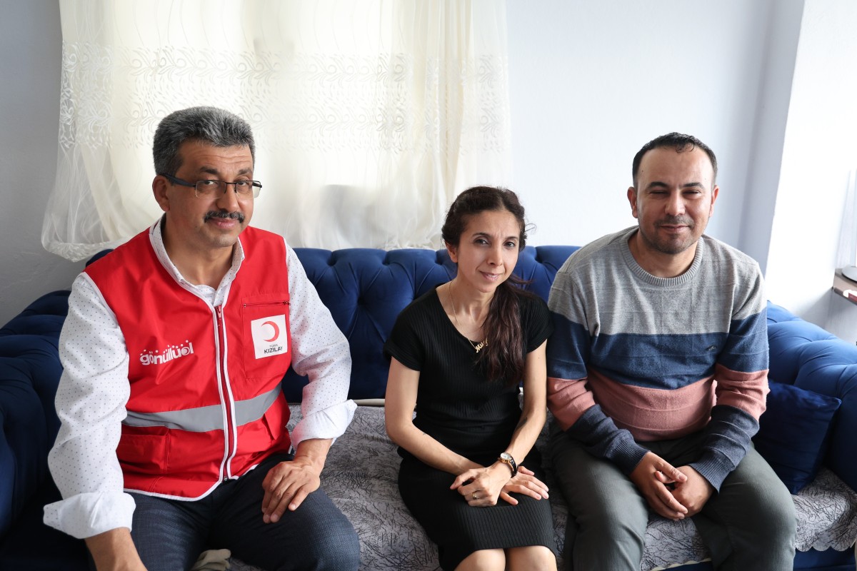 Şehit ailesi Hataylı depremzede aileye yuva oldu