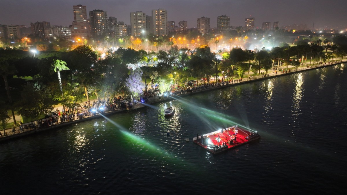 Seyhan Nehrindeki etkinlikler karnavalı renklendiriyor