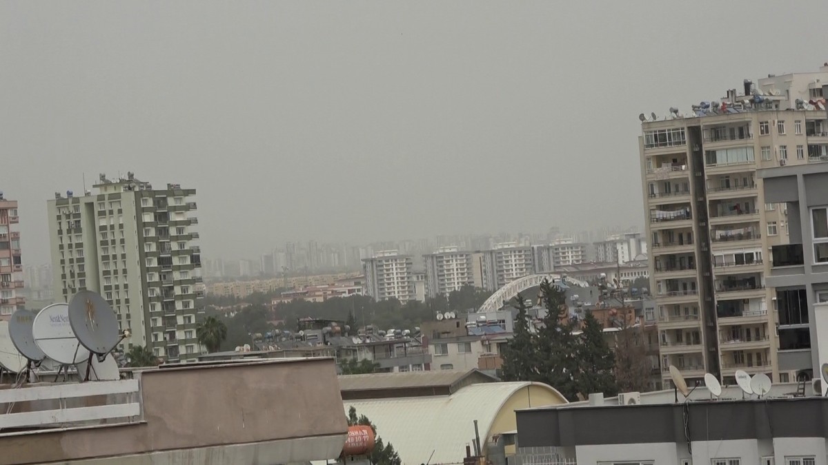 Toz taşınımı Adana'da etkili oldu, araçları toz kapladı