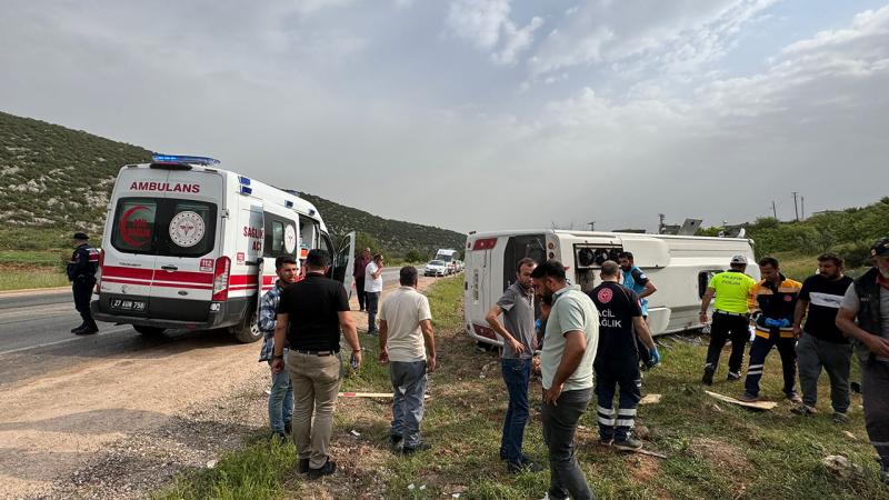 Gaziantep'te yolcu midibüsü devrildi: 10 yaralı