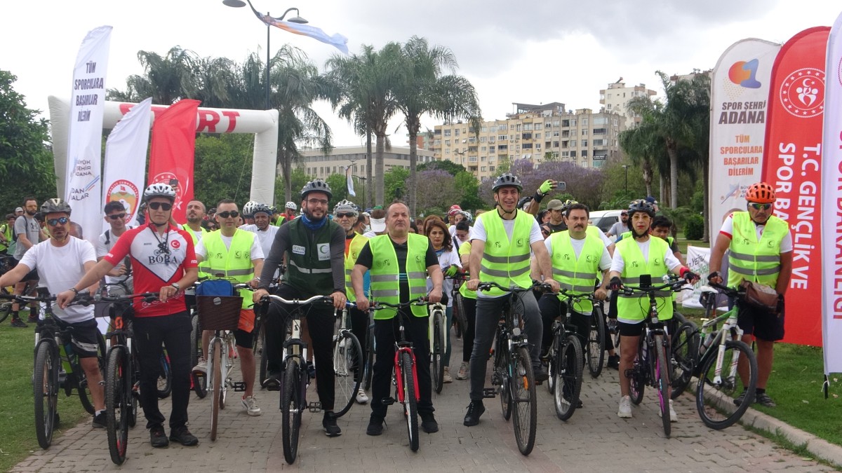 Adana'da bisiklet tutkunları ‘Sağlığın keyfini bisikletle sürelim’ sloganıyla pedalları çevirdi