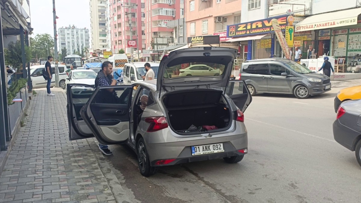 Adana’da iş yerine düzenlenen silahlı saldırıda otomobiliyle seyreden kadın sürücü vuruldu