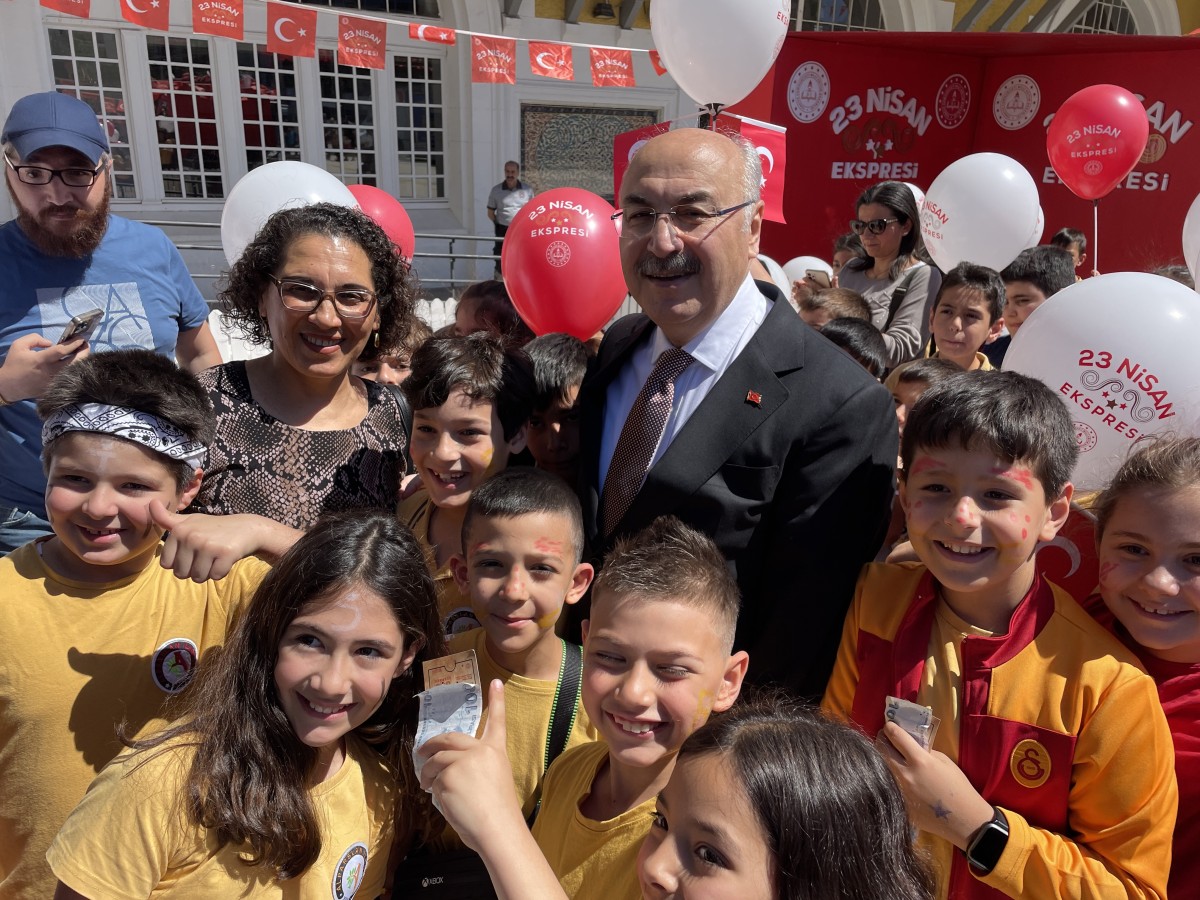 Adana'da çocukların '23 Nisan Ekspresi' coşkusu