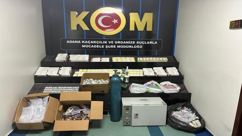 Adana'da yetkisiz işlem yapılan sağlık kabininde 8 bin 180 ilaç ele geçirildi