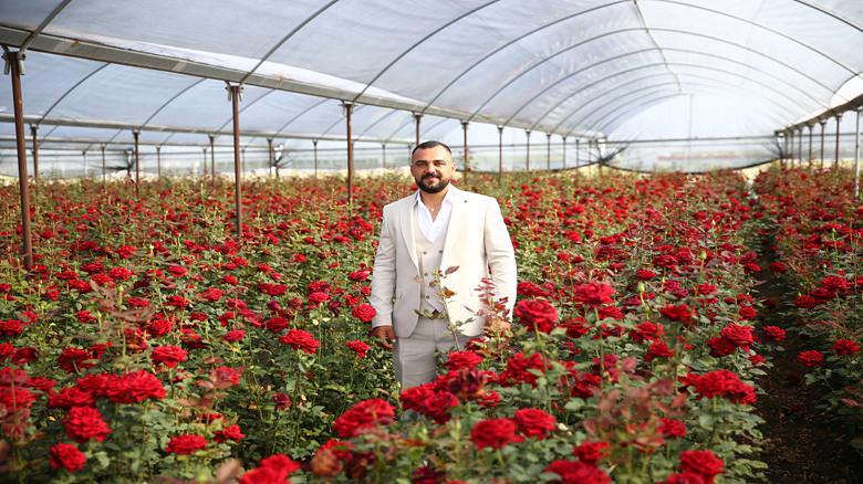 Adana'da gül üreticisi Anneler Günü dolayısıyla huzurevi sakinlerine çiçek hediye etti