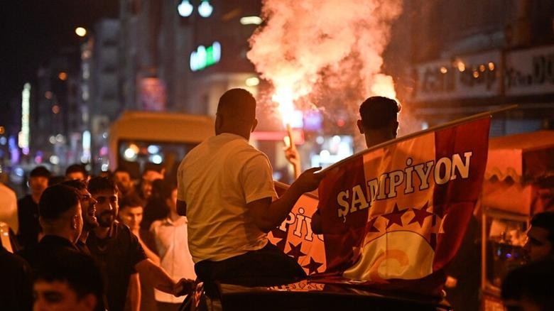 Galatasaray Taraftarları Şampiyonluğu Kutluyor 