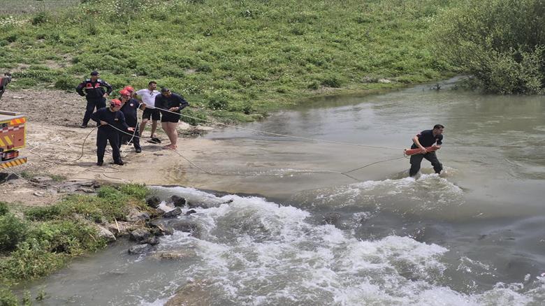 Adana'da nehirden geçmeye çalıştıkları kamyonda mahsur kalan 2 kişiyi itfaiye kurtardı