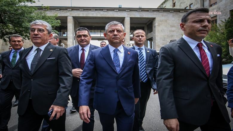 CHP'de Grup Toplantısı Krizi: Özel ve Kılıçdaroğlu Farklı Kürsülerden Konuştu
