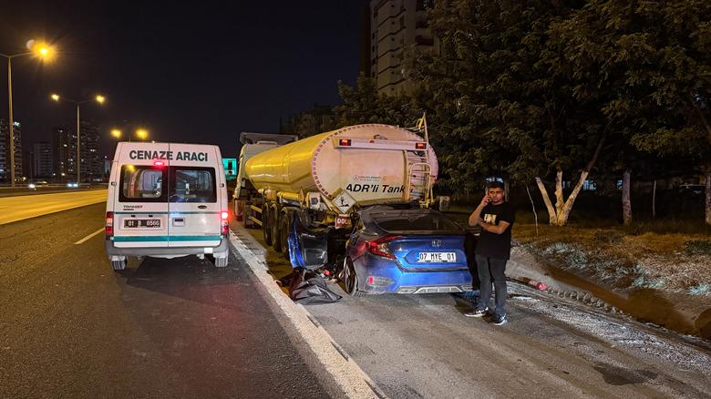 Adana'da akaryakıt yüklü tankere çarpan otomobilin sürücüsü öldü, 2 çocuk yaralandı