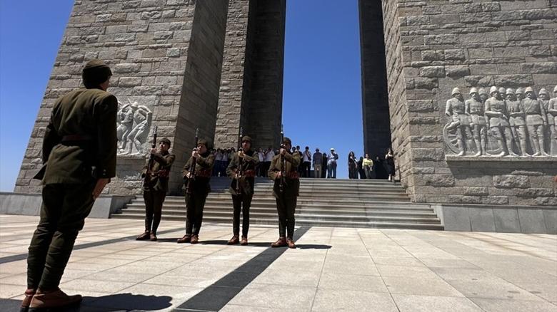 57. Piyade Alayı Tarihi Gelibolu Yarımadası'nda saygı nöbeti tutuyor