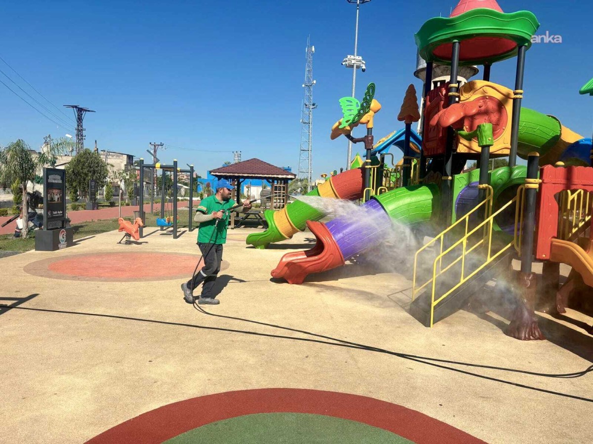 Adana Ceyhan Belediyesi'nden meydan ve parklarda kapsamlı temizlik çalışması