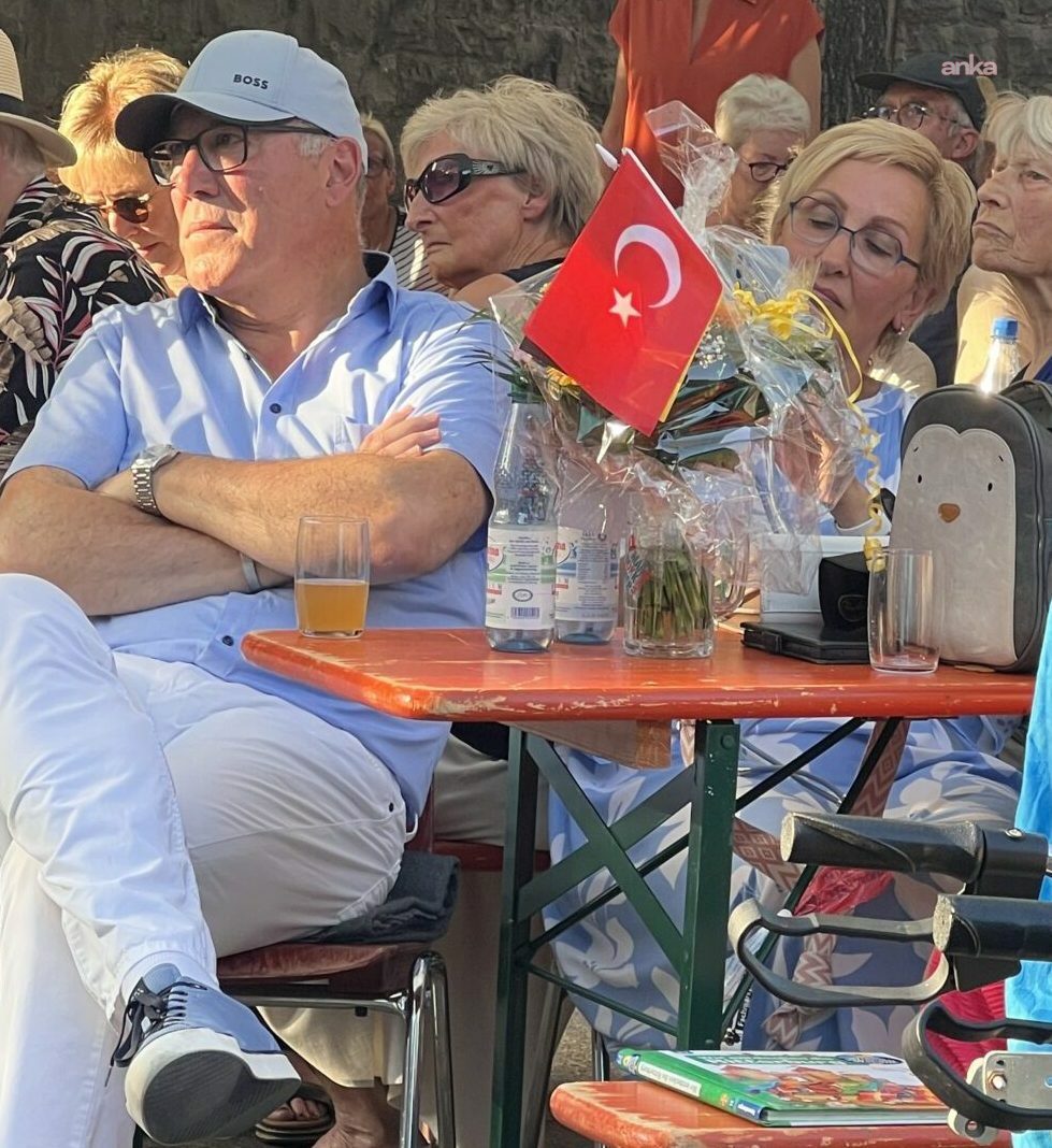 Adana'nın Pozantı ilçesinin kardeş  şehri Margetshöchheim Belediye Başkanı'na Türk Bayraklı veda