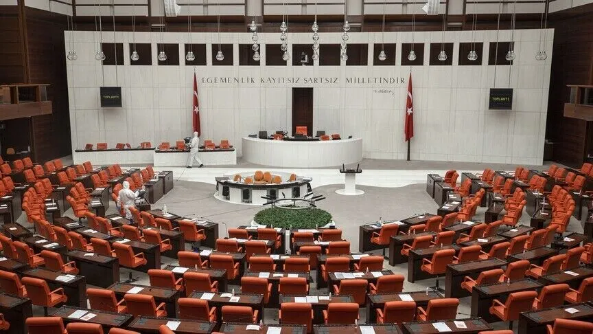 En düşük emekli aylığının artırılmasına yönelik düzenlemeyi de içeren kanun teklifi TBMM'de