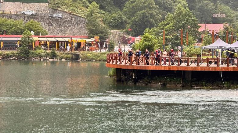 Uzungöl'de çantasını almak isterken göle düşen turisti kurtarmak isteyen 2 kişi boğulma tehlikesi geçirdi, kayıp bir kişi aranıyor