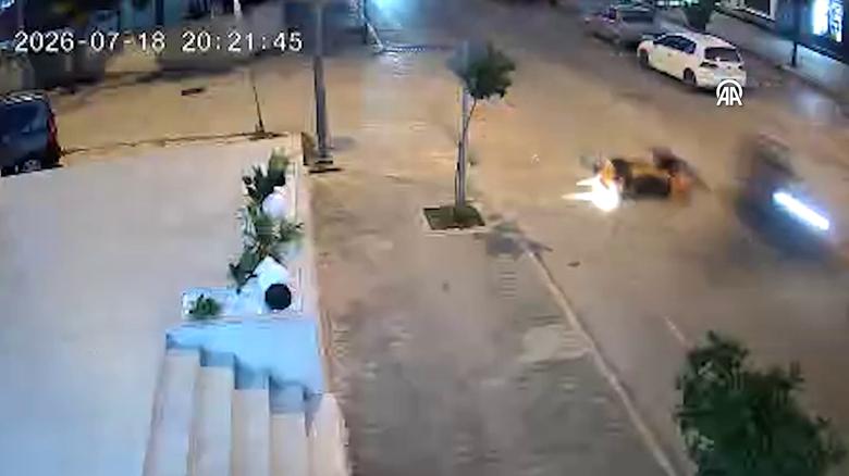 Adana'da 2 motosikletin çarpıştığı kaza kamerada
