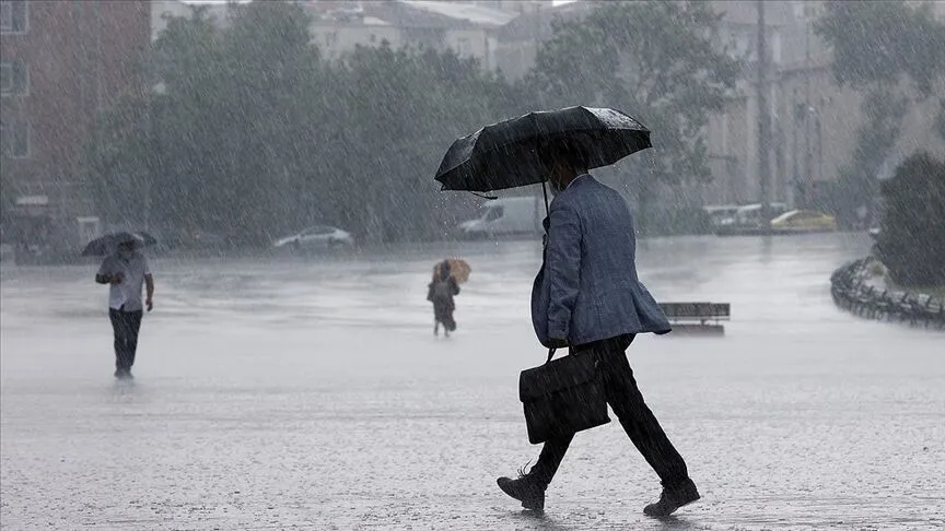 Adana'da sağanak yağış hayatı olumsuz etkiledi