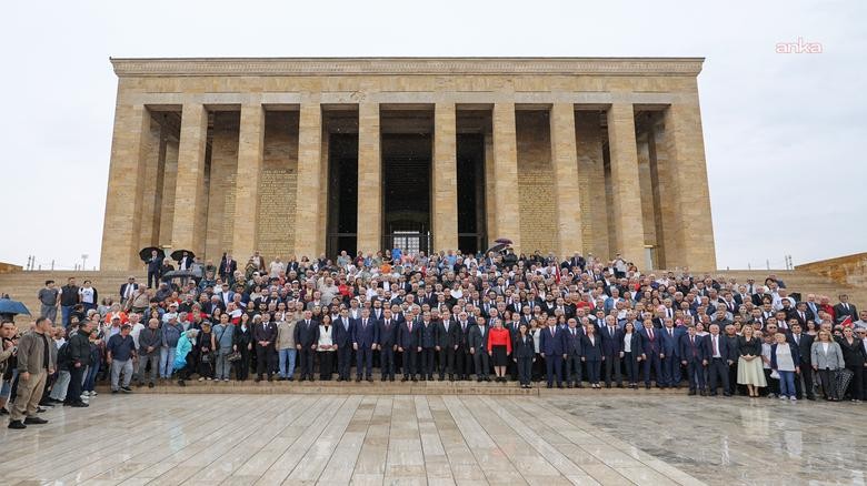 YENİ Parti Genel Başkanı Özgür Özel, PM ve YDK Üyeleriyle Birlikte Anıtkabir'i Ziyaret Etti 