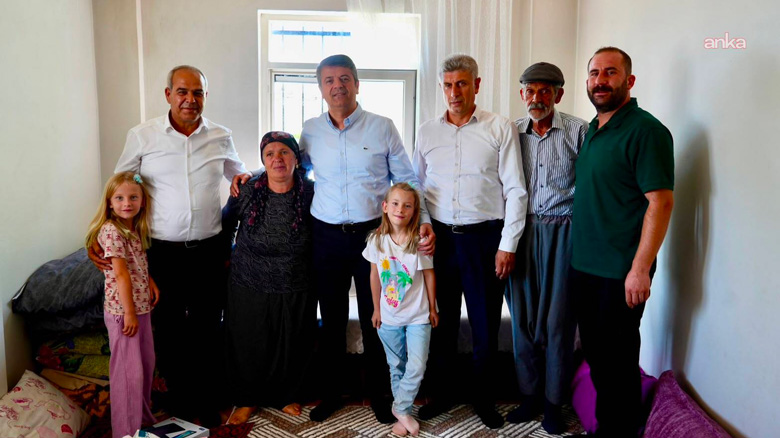 Adıyaman Belediye Başkanı Tutdere, ünlü ikiz kızları evlerinde ziyaret etti