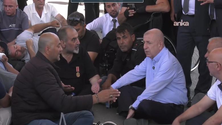 Siyasi parti temsilcilerinden Güvenpark’tan çıkarılan gazi ve şehit yakınlarına destek