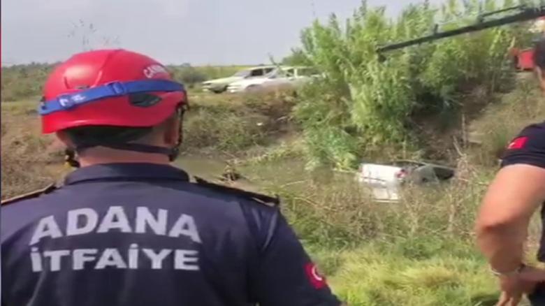 Adana'da nehre düşen otomobilin sürücüsü kendi çabasıyla kurtuldu