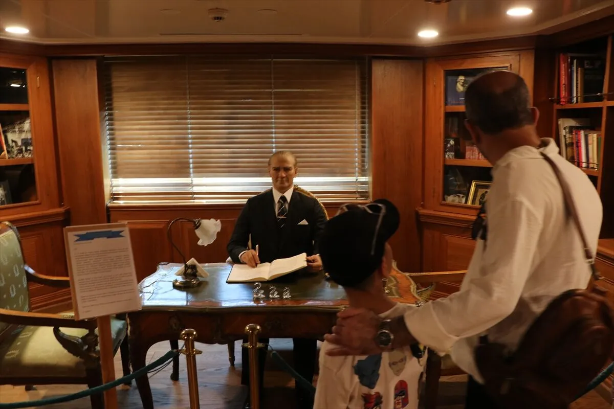Atatürk'ün manevi mirası TCG Savarona, ziyaretçilerini duygulandırıyor