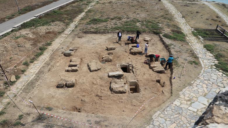 Adana'daki Aigeai Antik Kenti'nde kaya oyma ve sandık türü 10 mezar gün yüzüne çıkarıldı