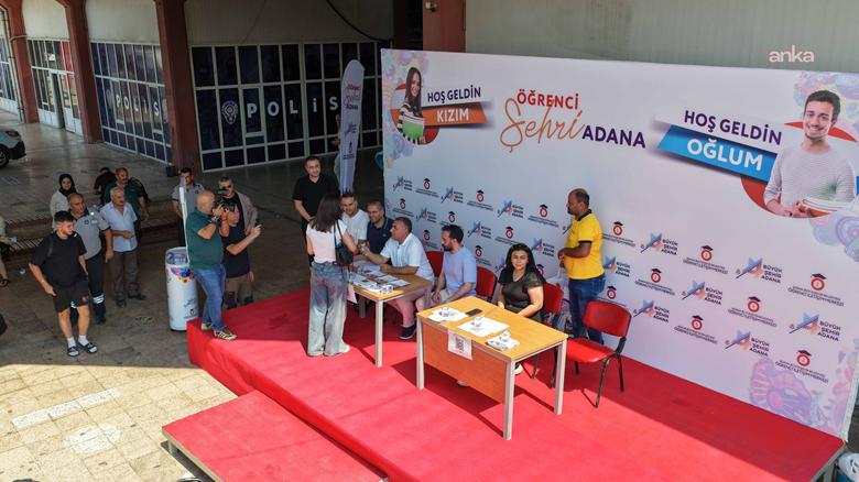 Adana Büyükşehir Belediyesi, üniversiteli gençleri otogarda karşıladı