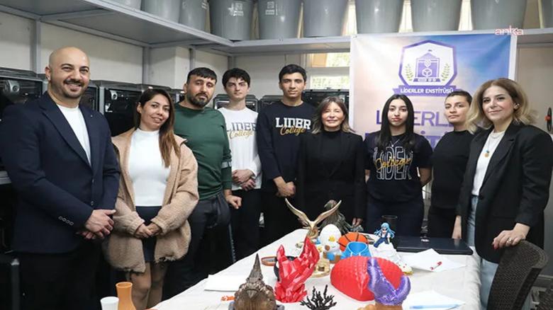 Adana’da kadınlar ve engelli bireyler dijital ekonomiye Liderler Enstitüsü ile hazırlanıyor