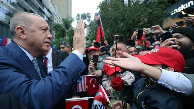 Cumhurbaşkanı Erdoğan, ABD'deki Türkevi'ne girişinde sevgi gösterileriyle karşılandı