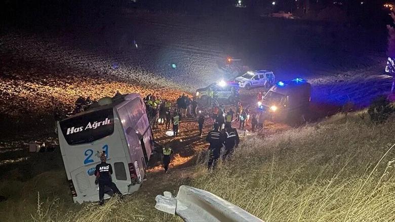 Amasya'da kontrolden çıkarak tarlaya giren yolcu otobüsündeki 24 kişi yaralandı