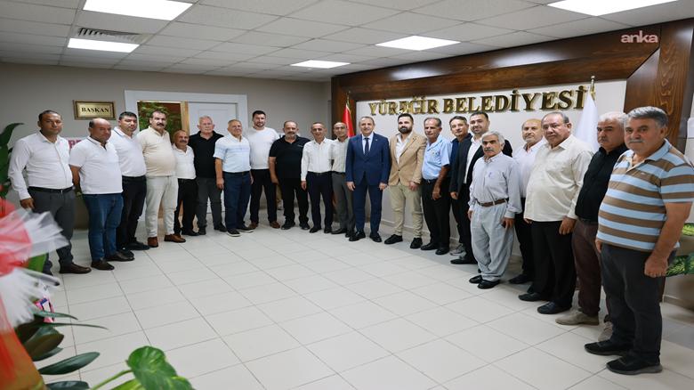 Adana Yüreğir Belediye Başkan Vekili Özünal, muhtarların taleplerini dinliyor