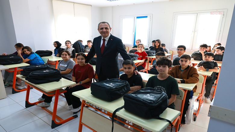 Adana Yüreğir Belediyesi'nden LGS adaylarına çanta ve sınava hazırlık seti