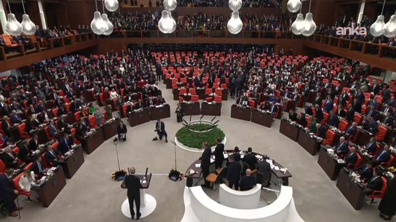 YENİ Parti, Genel Kurul Salonu’nu terk etti