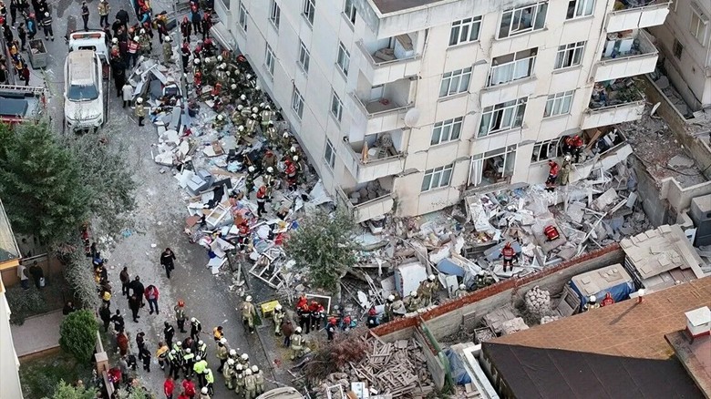 İstanbul'da 7 katlı binada kısmi çökme meydana geldi: 2 kişi hayatını kaybetti, 3 kişiyi arama çalışmaları sürüyor