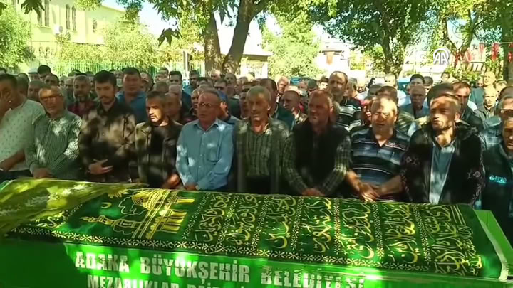 Adana'da pompalı tüfekle öldürülen kadının cenazesi defnedildi