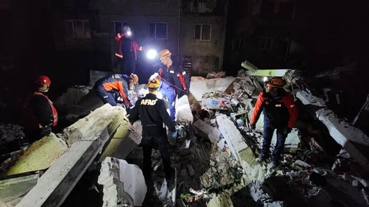Zonguldak'ta çöken binada 1 kişi kurtarıldı, 1 kişi öldü