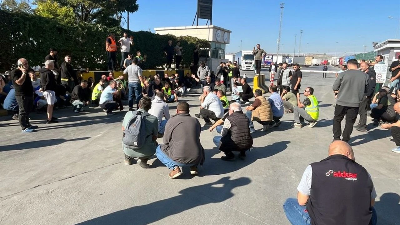   Edirne'de Tır Şoförleri Sınır Kapısını Geçişlere Kapattı